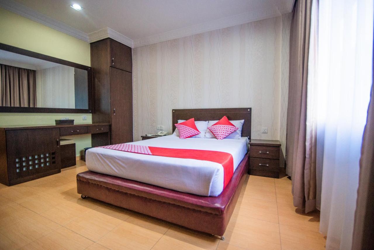 Halim Hotel Tanjung Pinang Esterno foto
