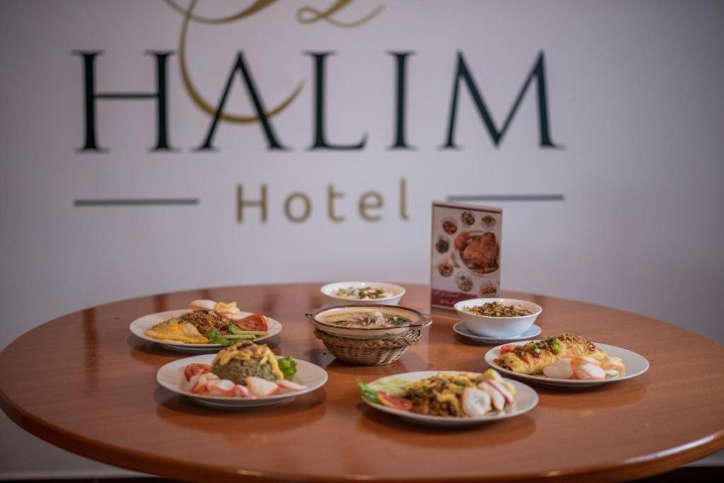 Halim Hotel Tanjung Pinang Esterno foto
