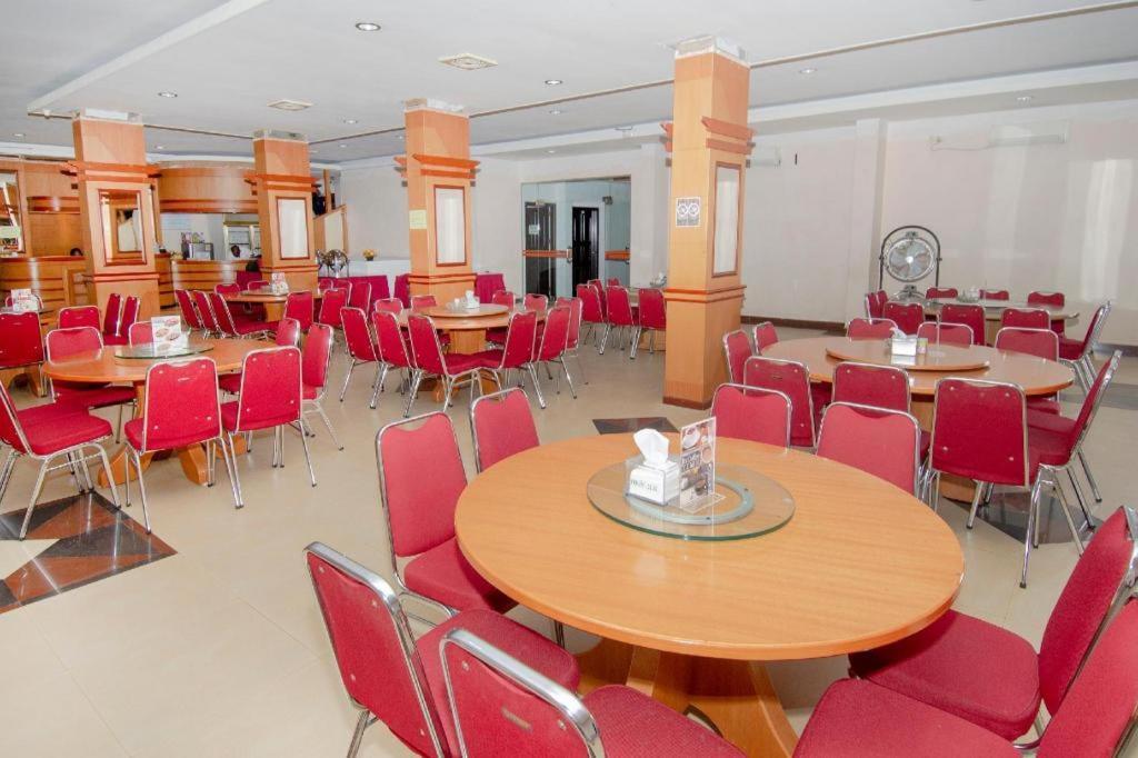 Halim Hotel Tanjung Pinang Esterno foto